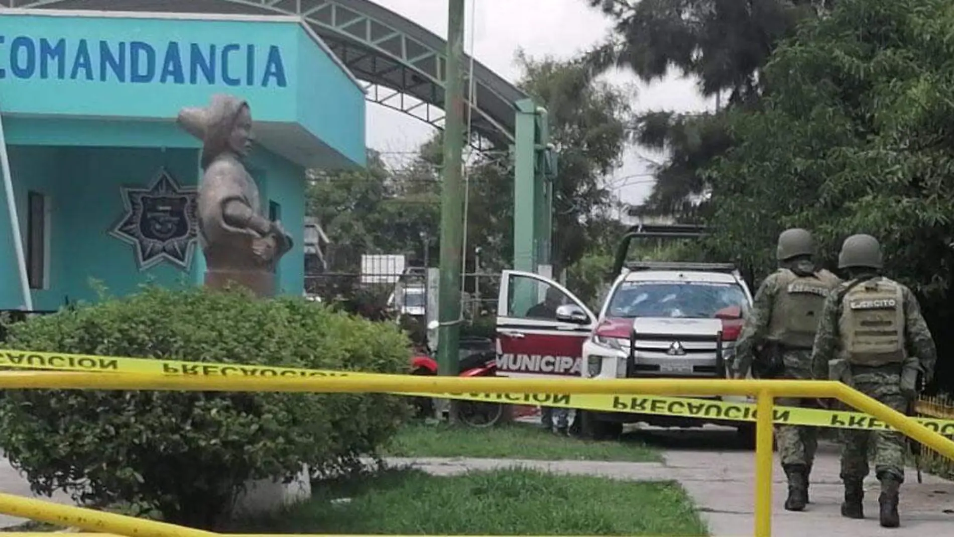 en domingo arenas atacan a policías que estaban afuera de la comandancia